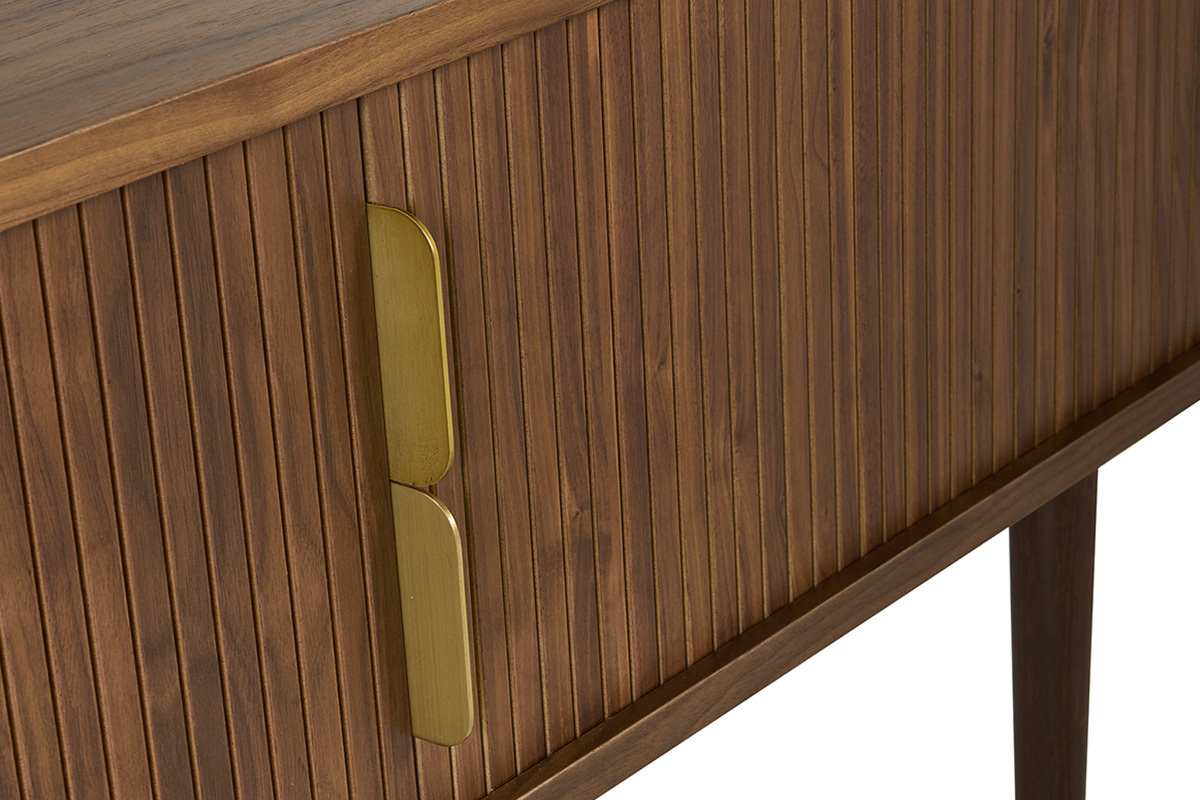 Nahaufnahme eines Vintage-TV-M�bels aus dunklem Holz mit Schiebet�ren und goldenen Metalldetails.