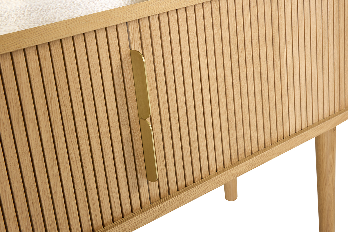 Detail des TV-M�belst�cks im Vintage-Stil aus hellem Holz, mit zwei Schiebet�ren und goldfarbenem Metall-Finish.