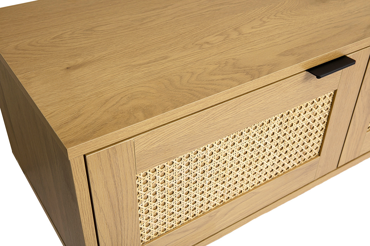 Wand-TV-M�bel aus hellem Holz mit T�ren aus Rattangeflecht, vergr��erte Ansicht.