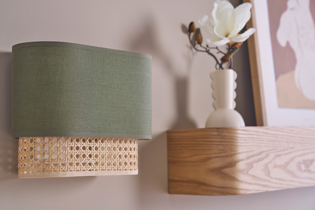 Wandleuchte aus khakigrnem Stoff und natrlichem Rattan-Rohrgeflecht H20 cm TIWY