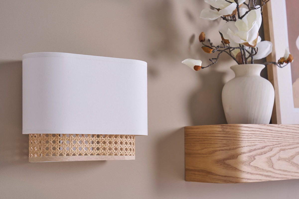 Wandleuchte aus weiem Stoff und natrlichem Rattan-Rohrgeflecht H20 cm TIWY