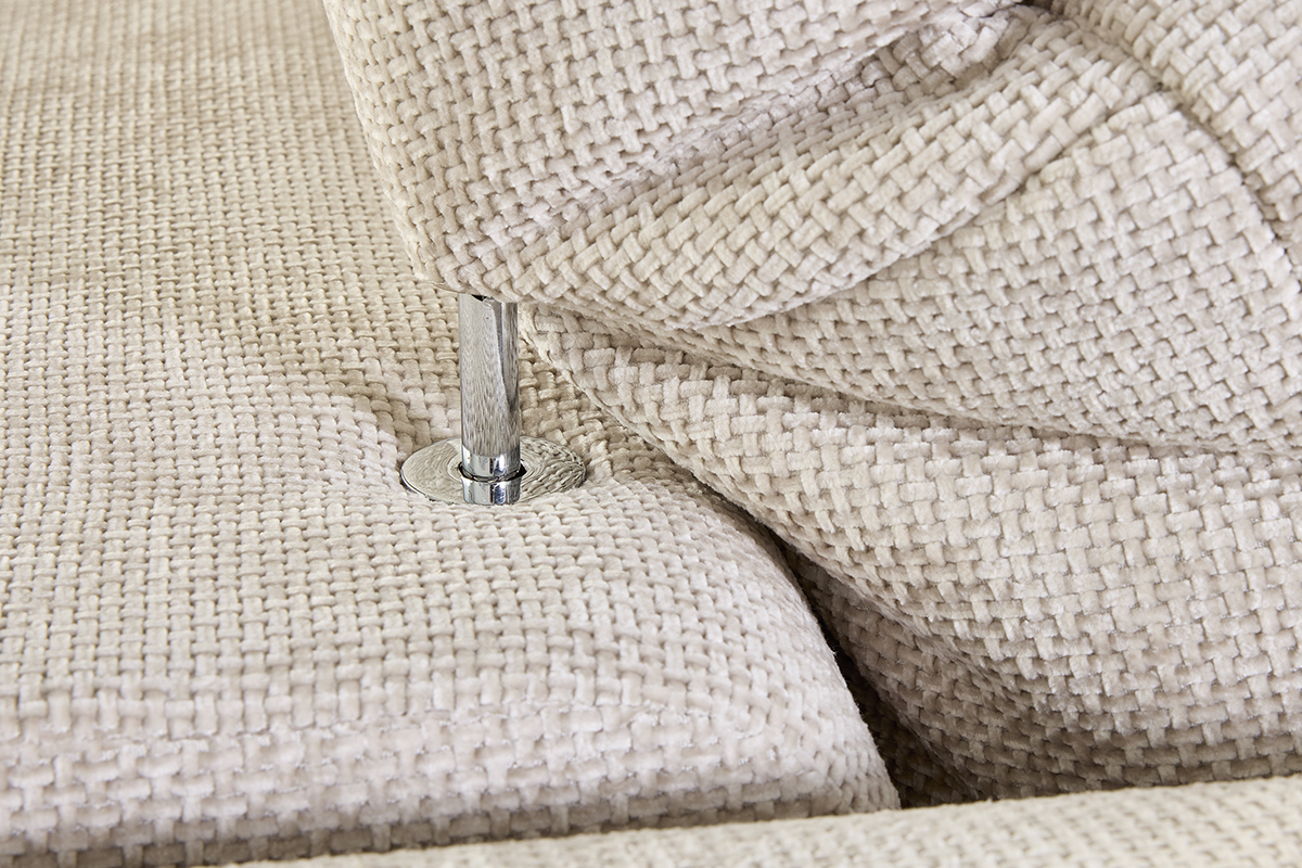 Detail des beigen Velours-Chenille-Stoffs des Sofas mit sichtbarem Metallfu�.