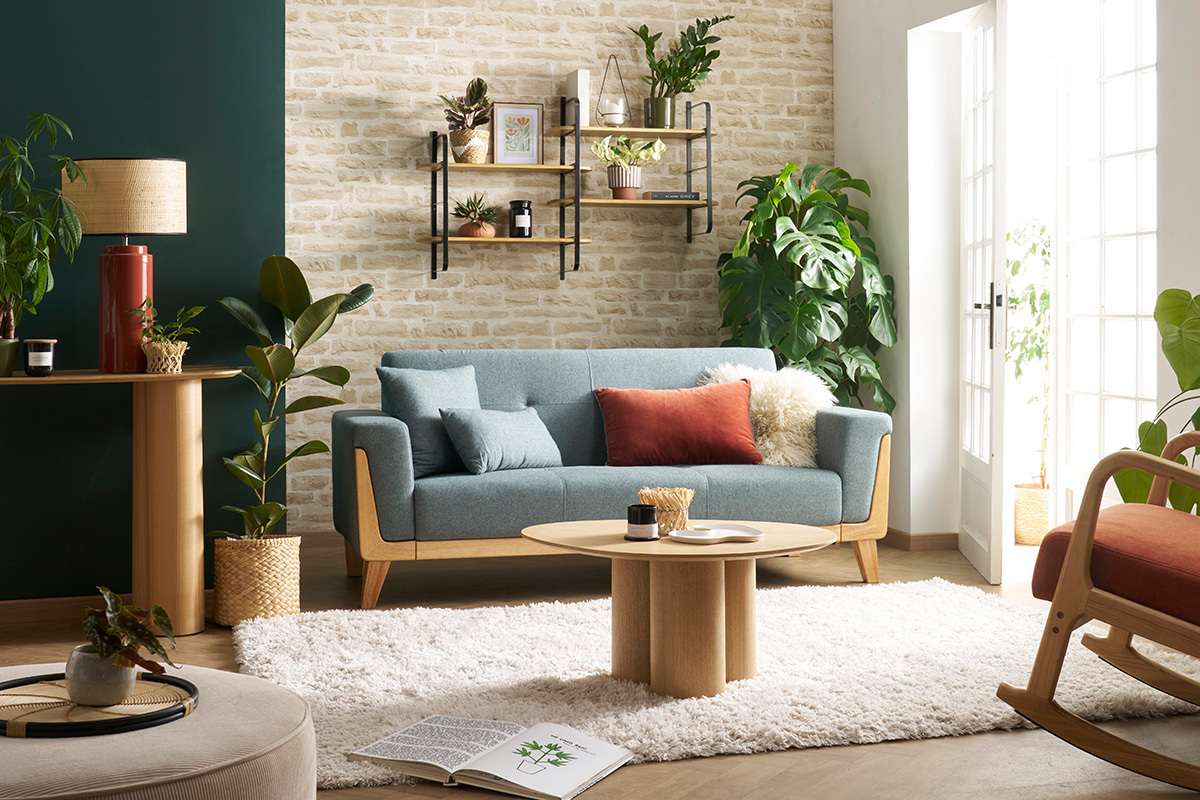 Wandregal aus Mangoholz und schwarzem Metall, Gesamtansicht in einem modernen Wohnzimmer.