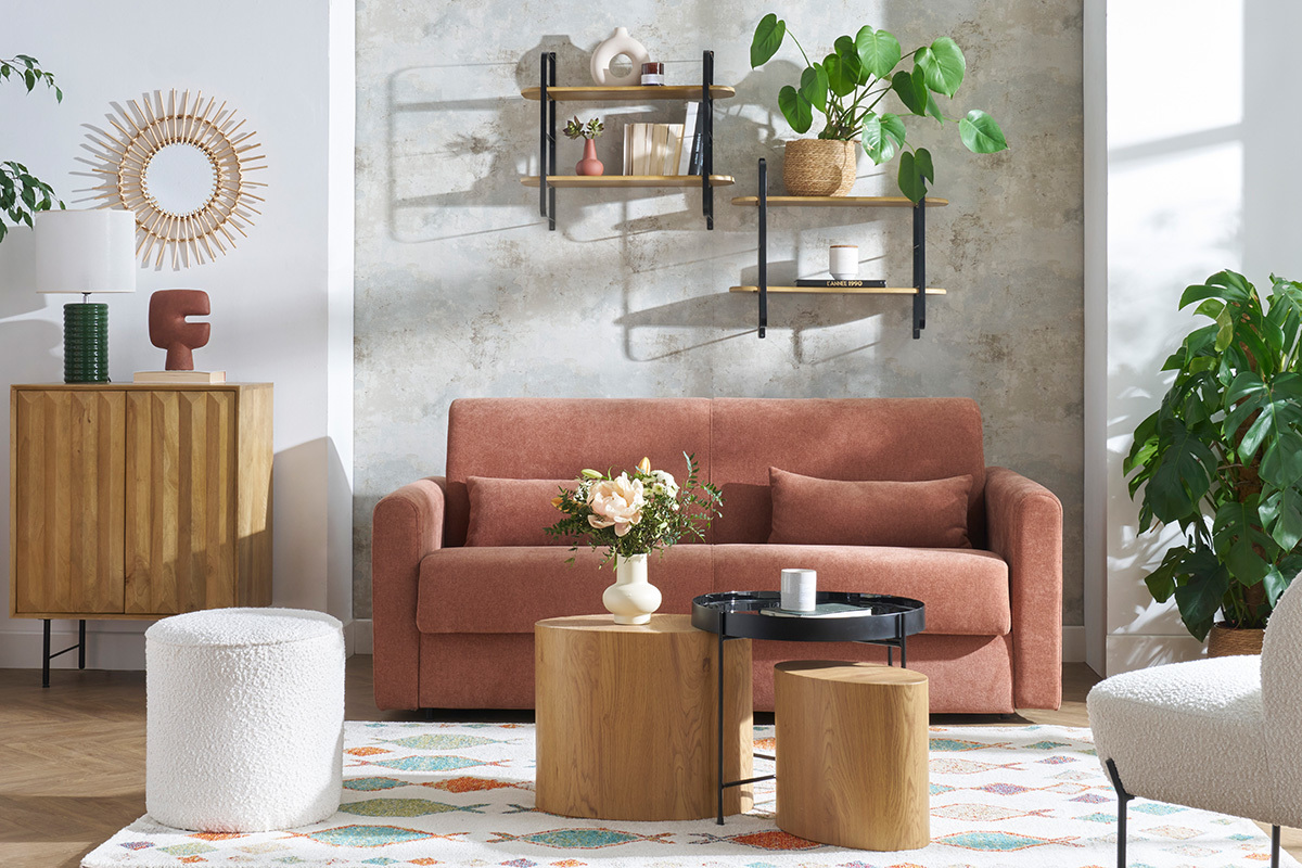 Wandregal aus Mangoholz und schwarzem Metall, Gesamtansicht mit Sofa und Inneneinrichtung.