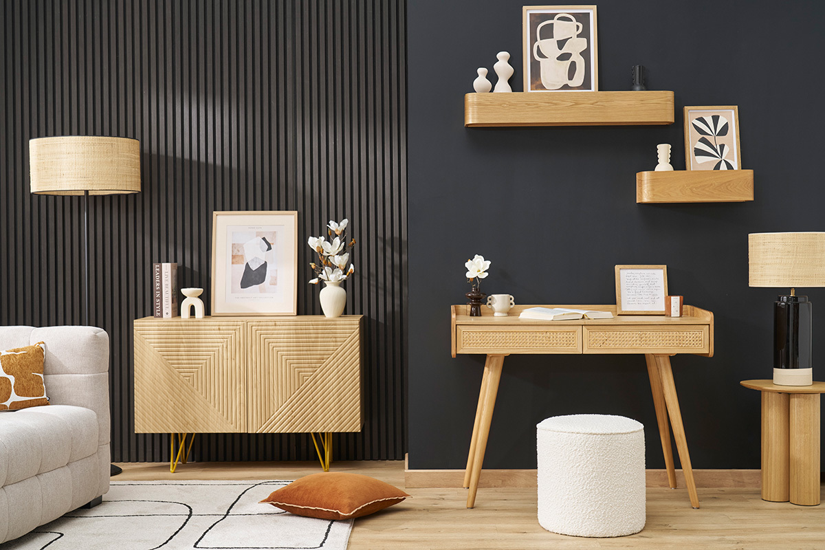 Skandinavisches Interieur mit dunklen Holzwandregalen an der Wand, passenden M�beln, minimalistischer Deko.