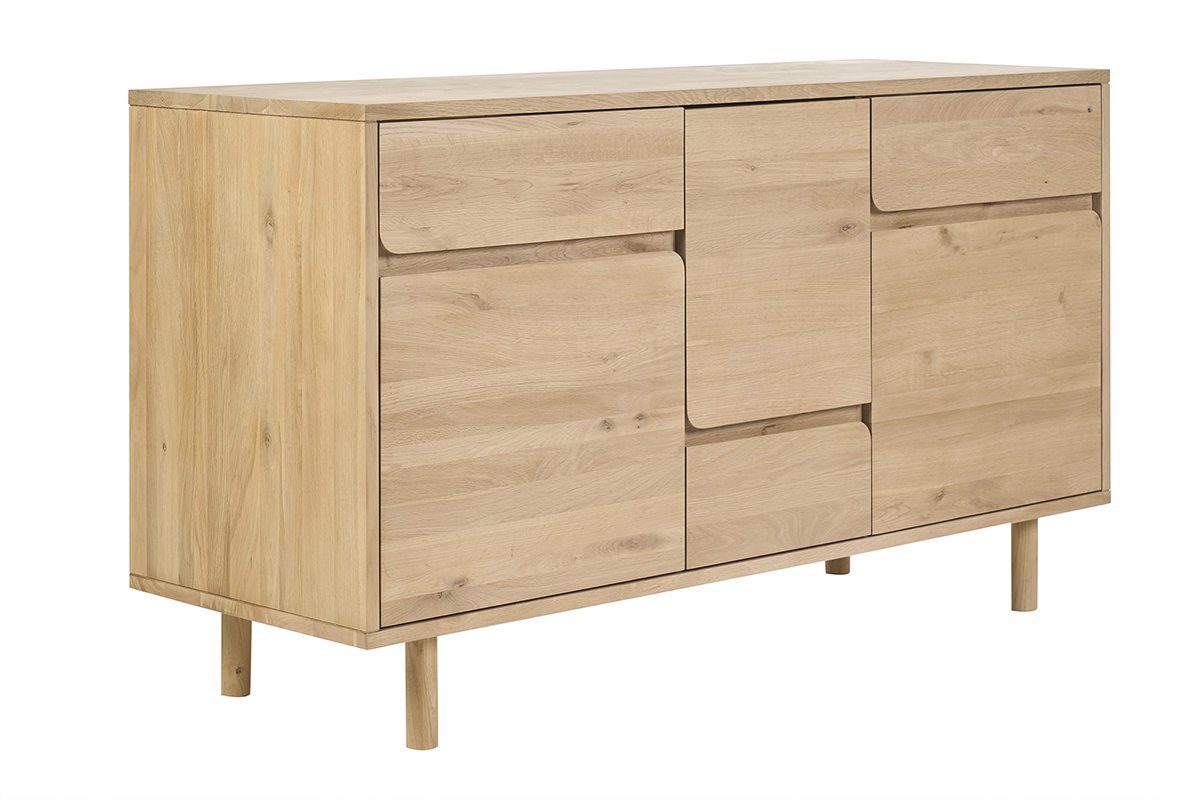 Badezimmerm�bel aus hellem Massivholz Eiche, Dreiviertelansicht, mit Schubladen und T�ren.