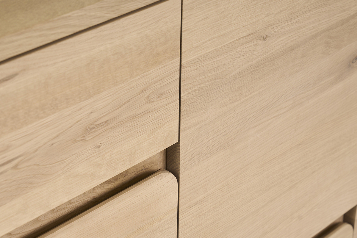 Detail des Badezimmerschranks aus massivem Eichenholz mit ge�lter Oberfl�che, Nahaufnahme