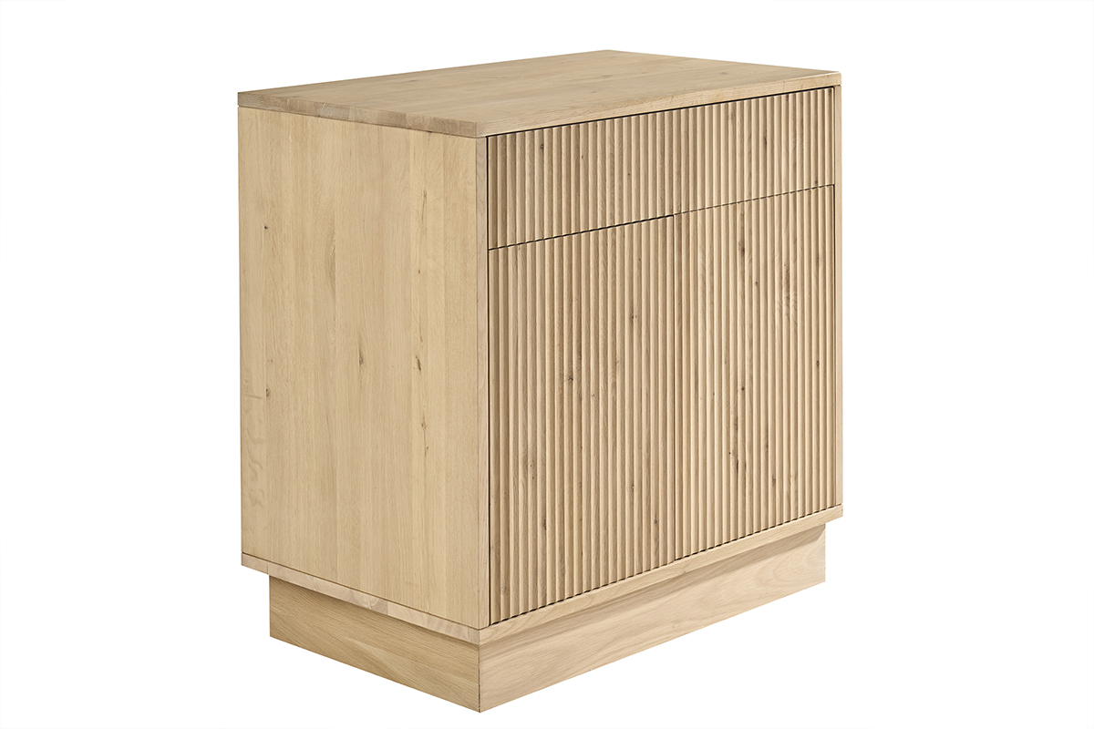 Badezimmerschrank aus massiver Eiche mit geriffeltem Muster, Dreiviertelansicht.