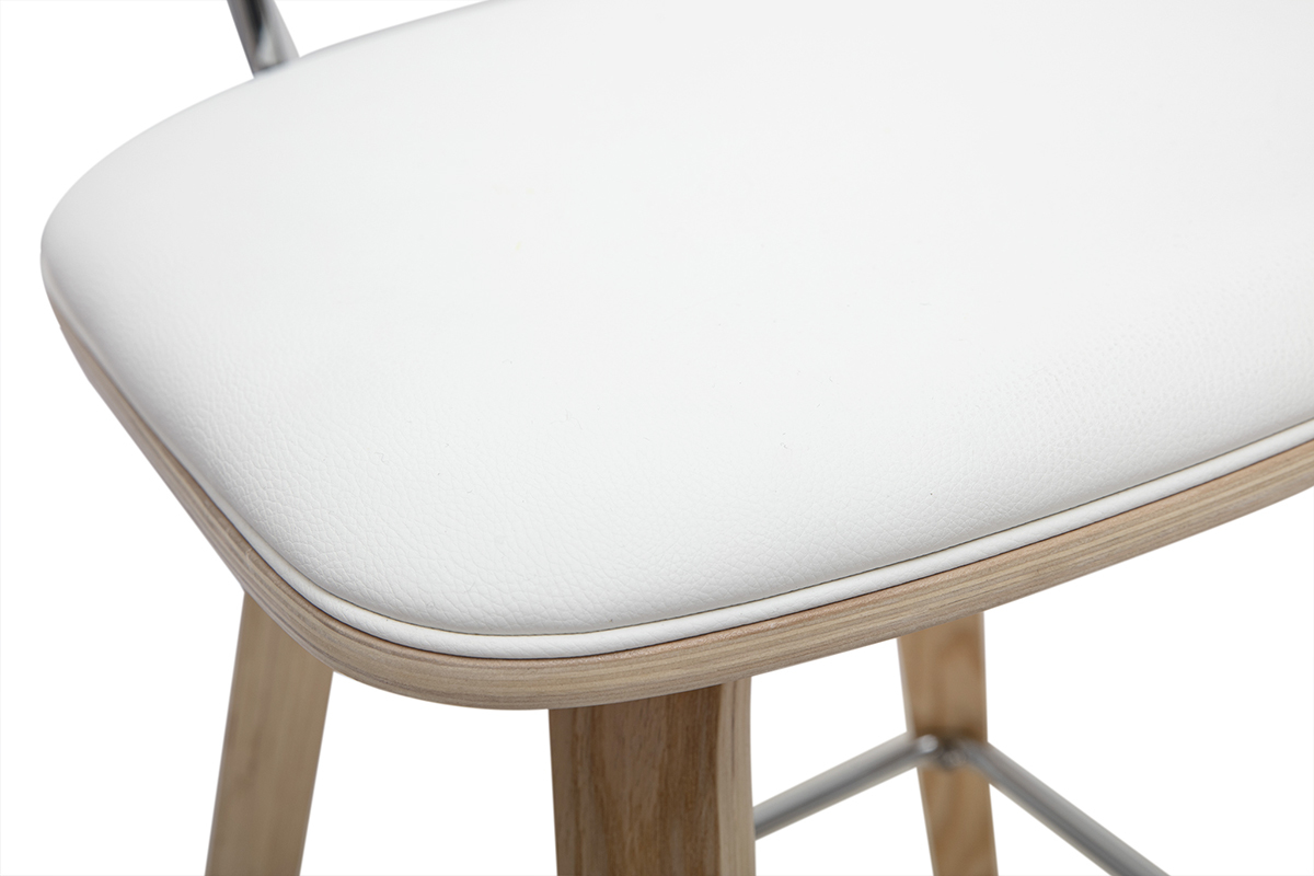 Detail eines wei�en Barhockers mit Sitz aus Polyurethan und Gestell aus hellem Holz, Nahaufnahme.
