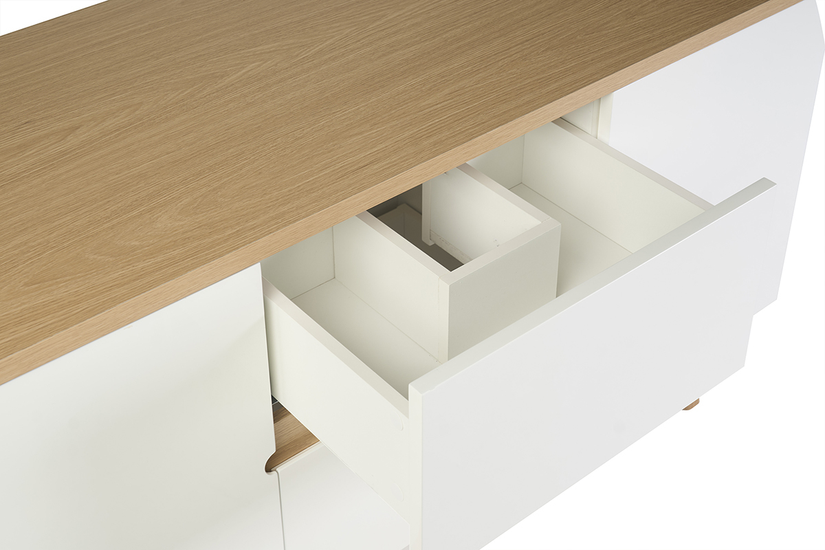 Wei� lackiertes Badezimmerm�bel mit heller Holzplatte, offene Schubladen, Draufsicht