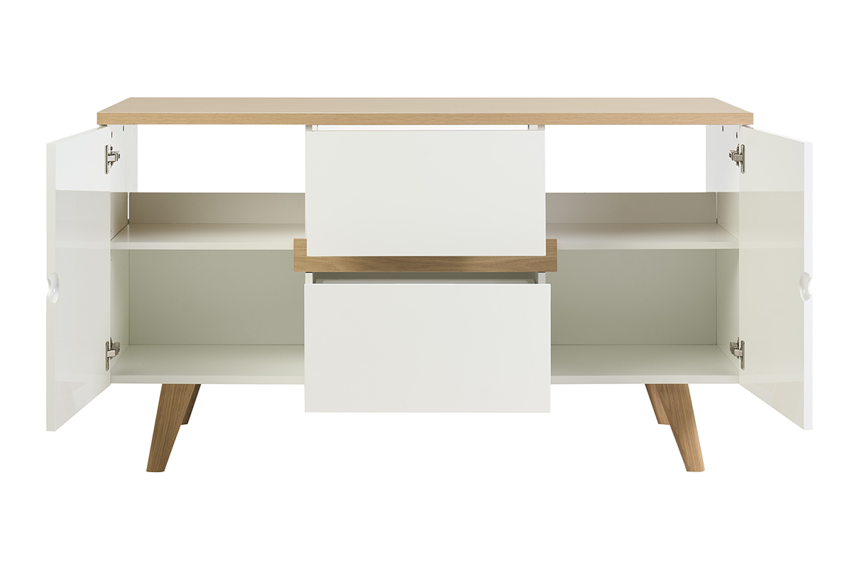 Wei�e, lackierte Badm�bel mit hellem Holz, offen, mit Schubladen und Stauraum.