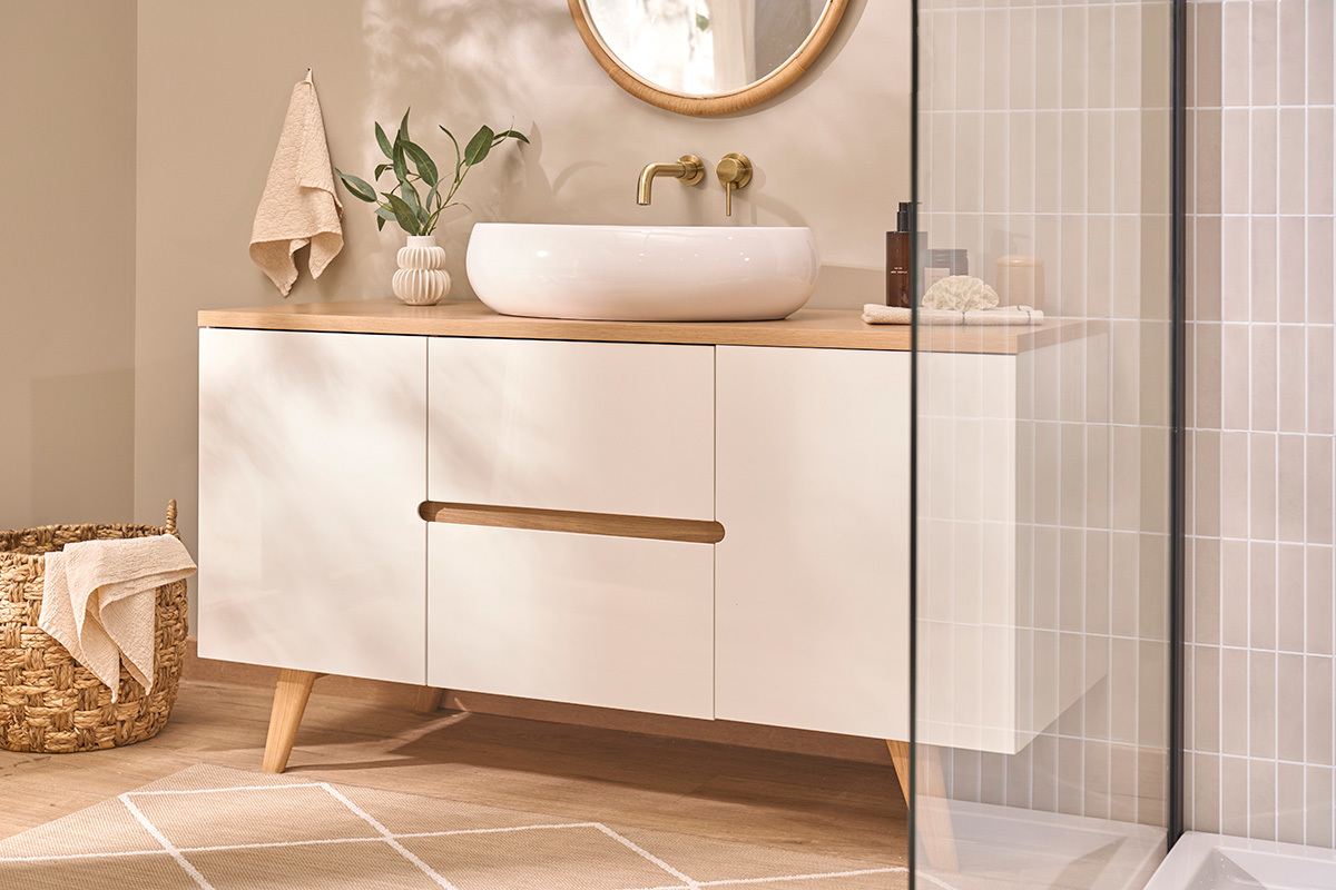 Weiss lackiertes, gl�nzendes Badezimmerm�bel und helles Holz L140 cm MELKA