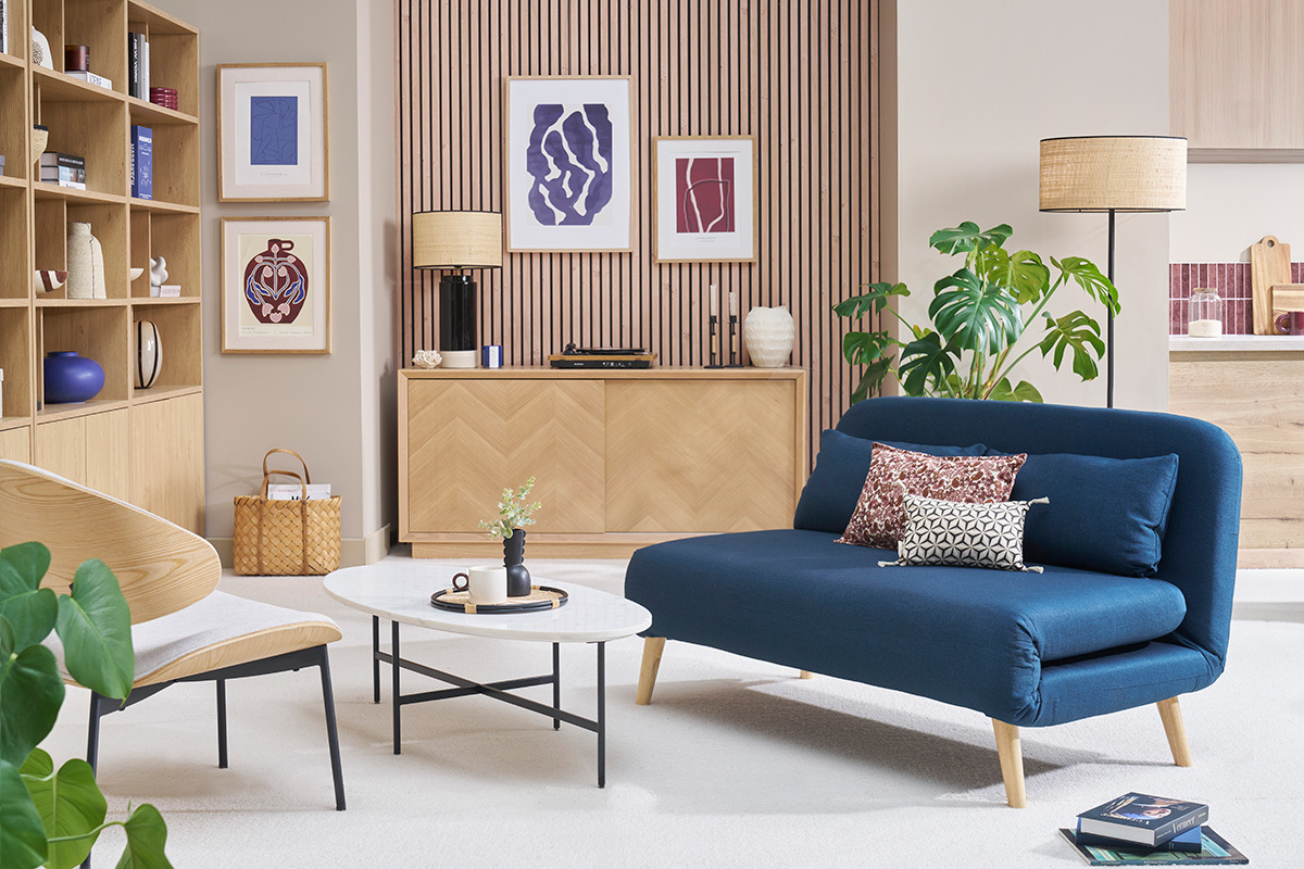 Zweisitzer-Schlafsofa aus dunkelblauem Stoff und hellem Holz AMIKO