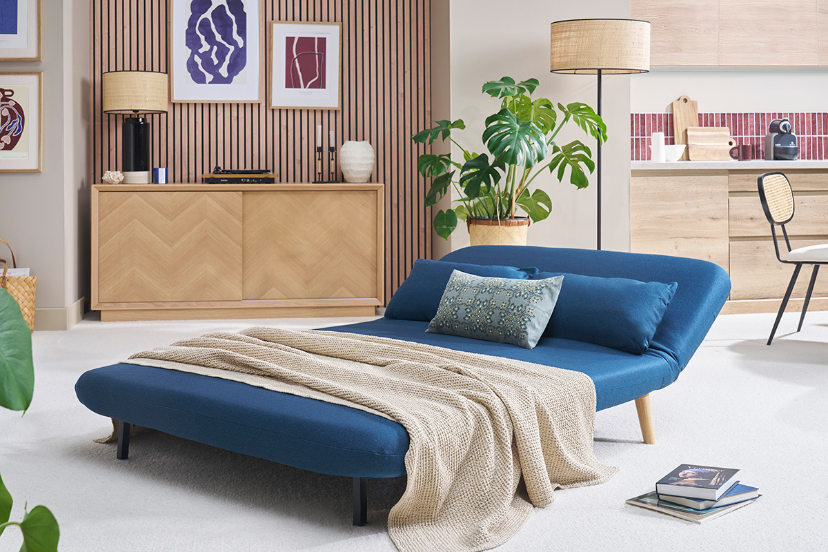 Zweisitzer-Schlafsofa aus dunkelblauem Stoff und hellem Holz AMIKO