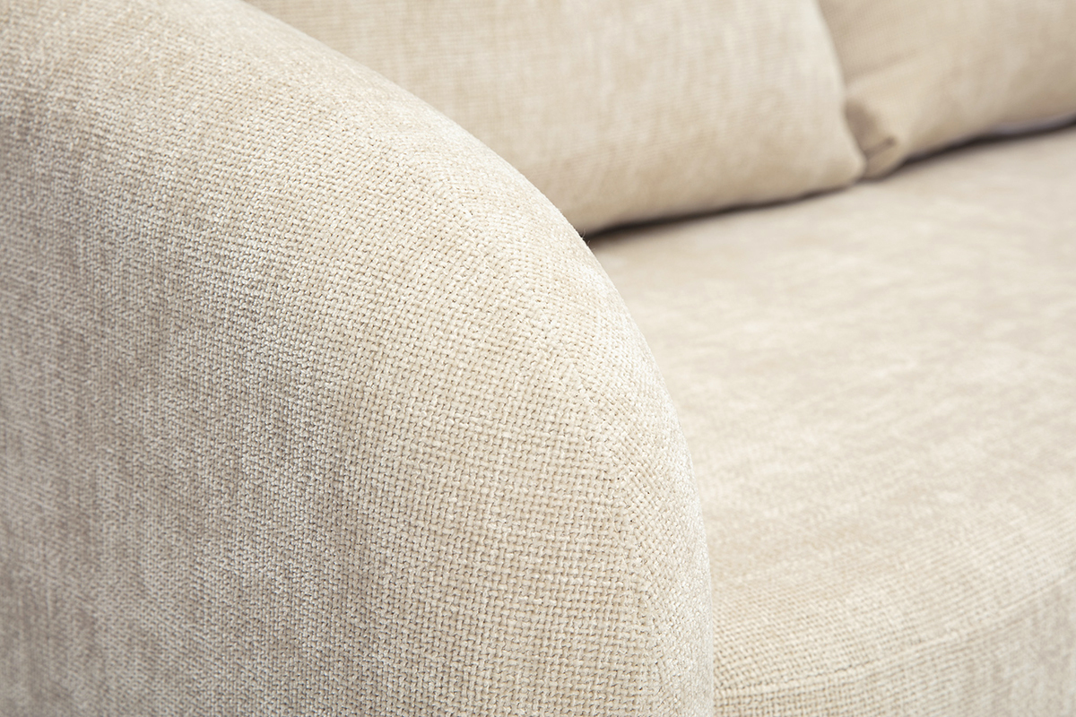 Beiges Sofa aus Stoff in Samtoptik, Nahaufnahme der Armlehne.