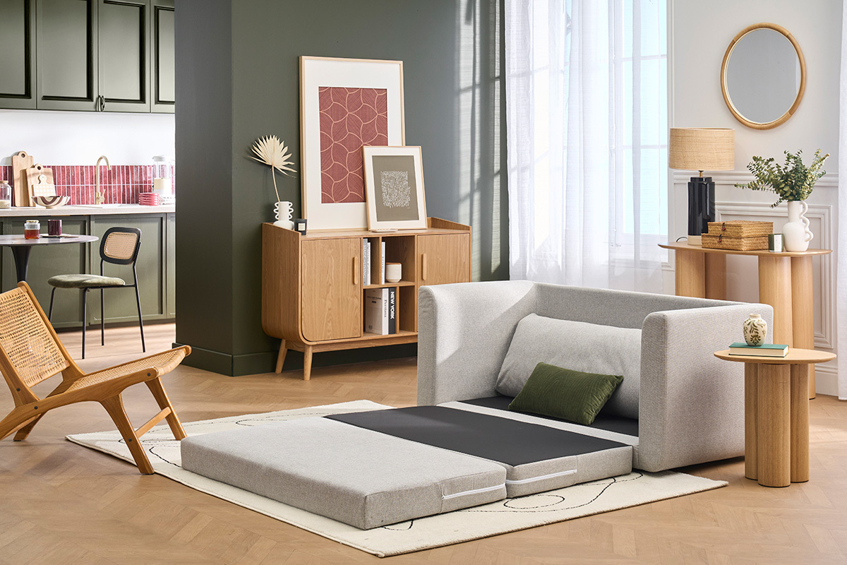 2-Sitzer Schlafsofa aus hellgrauem Stoff LEON, ausgeklappt in einem modernen Wohnzimmer.