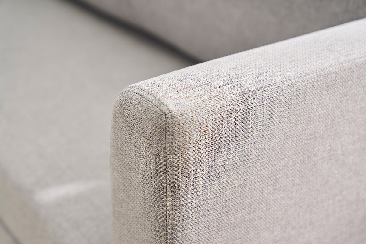Armlehne des 2-Sitzer Schlafsofas LEON in hellgrauem Stoff, vergr��erte Ansicht.