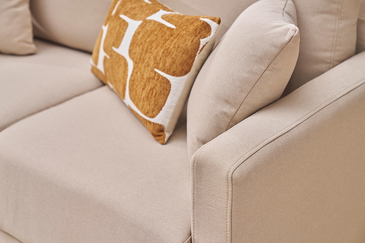 Zweisitzer-Sofa aus beigem Stoff und hellem Holz MUNIK